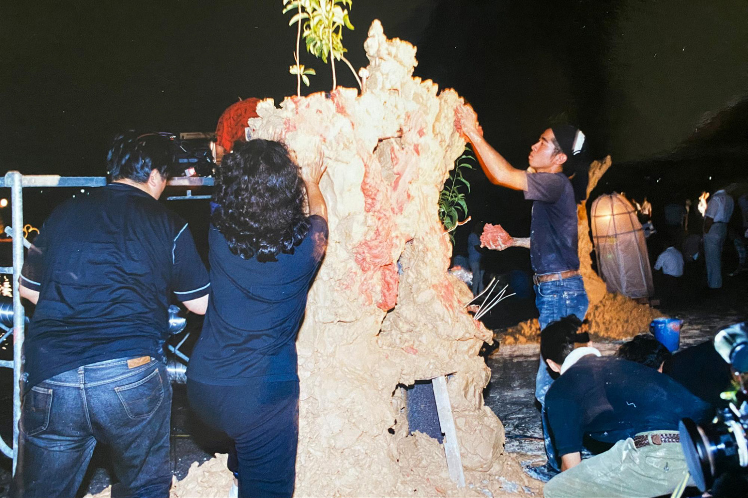 備前アートイヴェント1994「ソニック・カミロギ・サーキット 神々の庭園」の制作風景