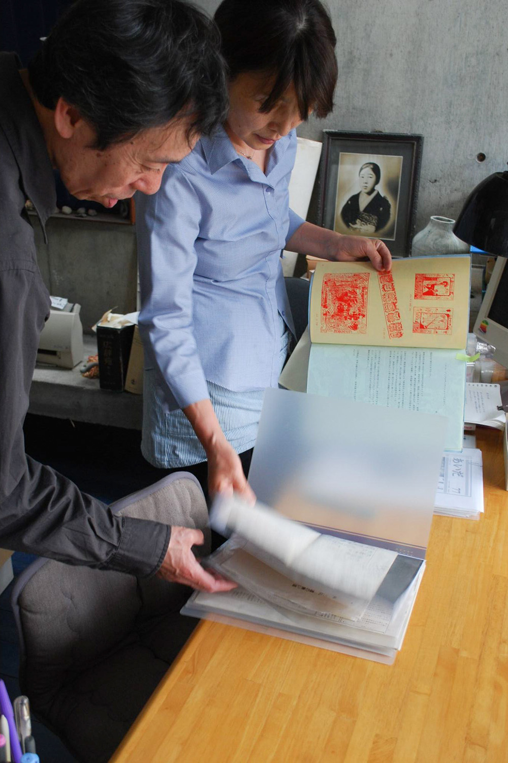『MIYORI PROJECT』制作当時、小坂さんと幸子さんがホワイトノイズで作品整理を行う様子(撮影:黒田康夫)