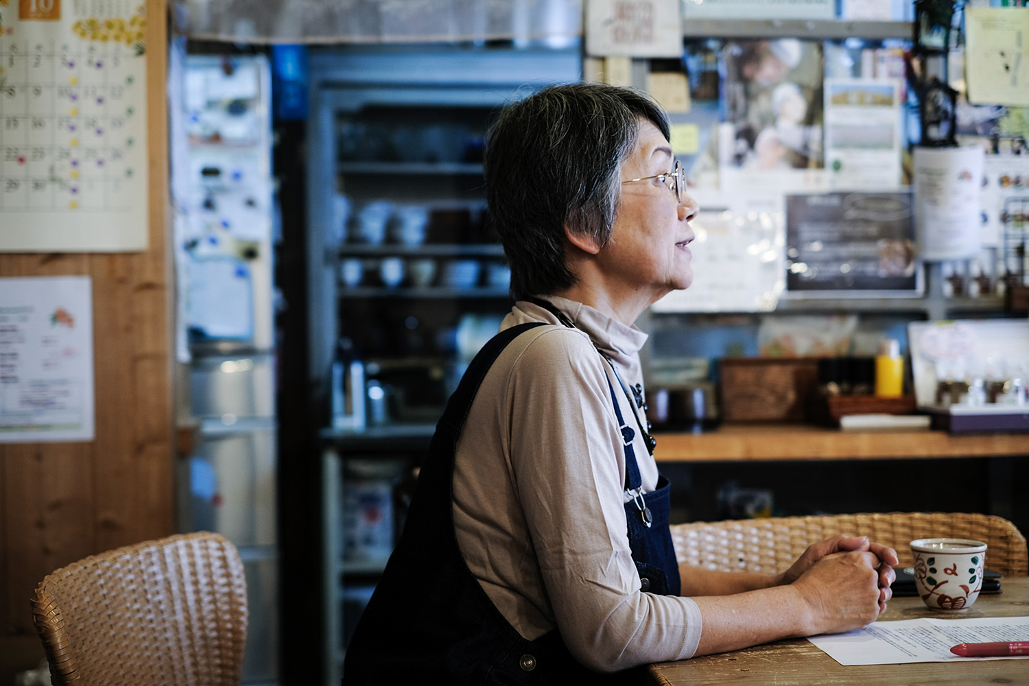 インタビューを受ける延本安子さん