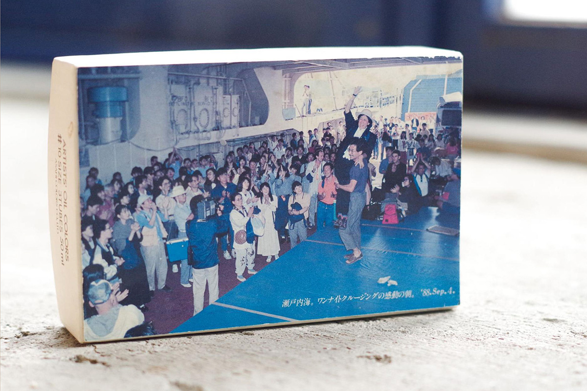 夜明けの入港前、拍手の中で笑う西平さんと林三從(備前アートイヴェント1988「音楽の波」)