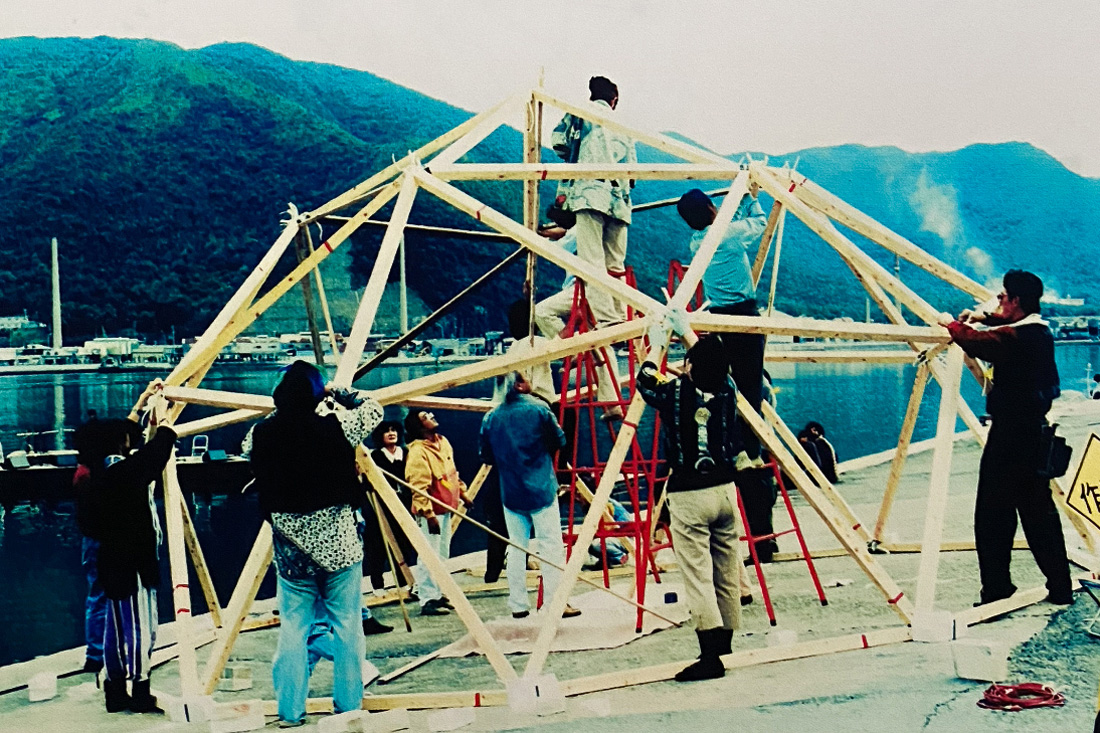 風、光、宇宙塵、神々などの目に見えないものを知覚できるものに変換する試みを作品にした(備前アートイヴェント1995「飛来するもの」)